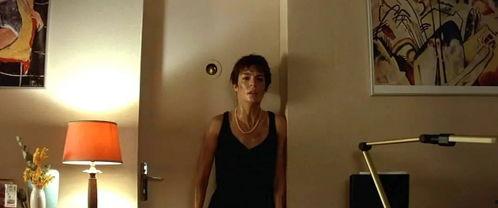 av浴室监禁撕开衣服,撕开衣服背后的真相揭露