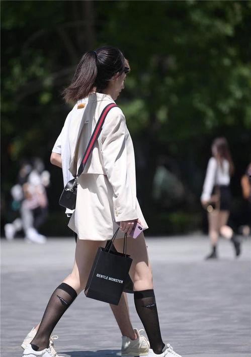 小女生凉鞋配丝袜,小女生凉鞋搭配丝袜的时尚演绎